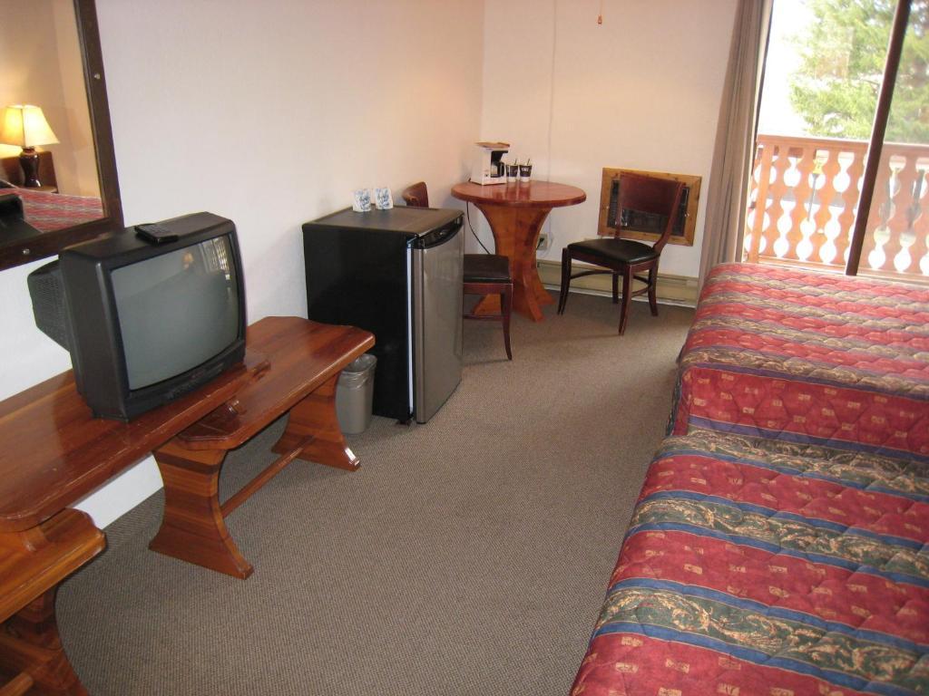 Alpen Motel Radium Hot Springs Room photo